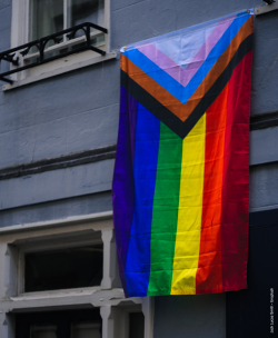 Bandera del Orgullo resideñada por Daniel Quasar