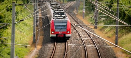 EFE desarrolla y explota los servicios de transporte ferroviario de pasajeros y carga / Pixabay
