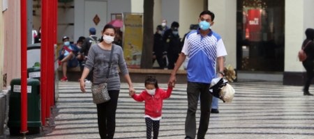 Familia con cubre bocas, foto referencial/ Macau Photo Agency