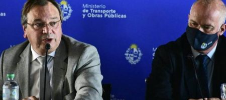 Juan Luis Falero, ministro de transporte y obras públicas de Uruguay (izquierda), y Juan José Olaizola, subsecretario de transporte y obras públicas, en la firma del contrato de concesión. / Tomada de la cuenta de la institución en Twitter