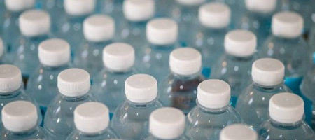 La norma prevé que las botellas elaboradas con PET y usadas para agua potable tratada deben fabricarse con 50 % mínimo de materia prima reciclada hacia 2025 e incrementar ese componente  a 90 % para 2030./ Unplash - Jonathan Chng
