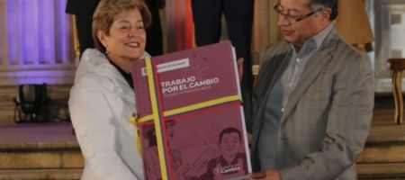 La Ministra del trabajo, Gloria Inés Ramírez Ríos y el mandatario, Gustavo Petro, sostienen el documento de reforma que lleva el nombre de ‘Trabajo por el cambio’./ Ministerio de Trabajo de Colombia.