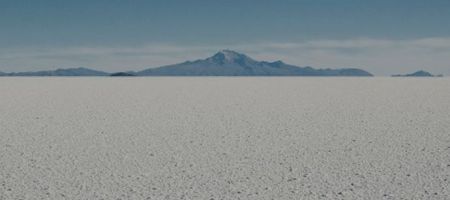 El salar de Uyuní, en Bolivia, con grandes recursos de litio, es un área reservada al Estado. / Unsplash - Amy Rollo.