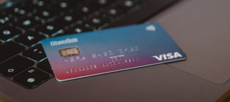Financia Credit ofrece financiamiento corporativo a través de medios de pago electrónicos, como monederos digitales y tarjetas de crédito, con marca propia y de Visa y Mastercard. Unsplash - Cardmapr.nl.