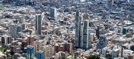 En Colombia, las industrias más dinámicas en el primer tercio del año fueron energía, alimentos y bebidas, transporte y logística y telecomunicaciones./ Unsplash - Levi Ari Pronk.