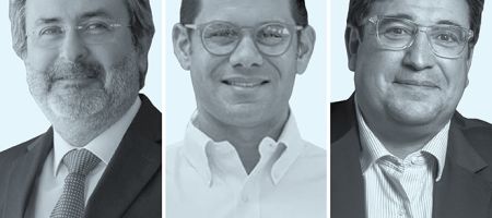 Juan Jiménez Mayor, de Benítes, Vargas & Ugaz (izquierda); Andrés Jara, CEO de Alster.law (centro), y  Pedro Rodríguez, de A Worldwide España.