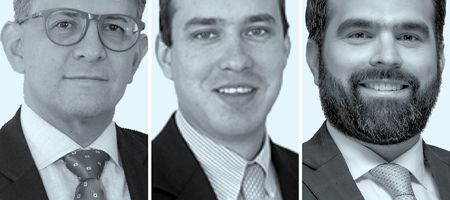 Rafael Serrano Maldonado, de Robalino (izquierda; Martín Müller Ossa, de Baker McKenzie - Chile (centro), y David Zavala, de Holland & Knight. 