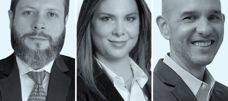 Bruno Ivonez Borges Alexandre, de Leite Tosto e Barros Advogados (izquierda); Elvira De Rosa Sviercovich, de AVL Abogados, y Juan Carlos Díaz Granados Martínez, de Robalino Abogados.