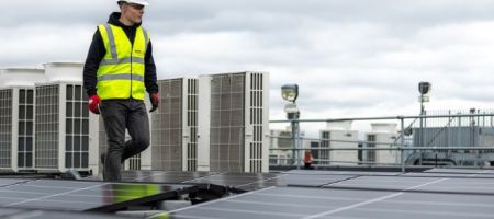 Las empresas adquiridas se dedican a instalar, operar y mantener sistemas fotovoltaicos ubicados en comunidades, escuelas e instalaciones de atención médica fuera de la red en áreas desatendidas de Perú./ Canva.