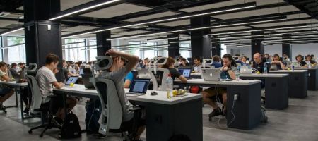 En América Latina y el Caribe, a noviembre de 2023, el 39 % de las mujeres trabajadoras, casi 4 de cada 10, había reportado haber sido víctima de violencia y acoso en el trabajo, según la OIT./ Unsplash Alex Kotliar..