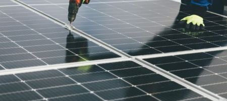 Todas las centrales renovables mayores a 10MW deben brindar el servicio de regulación primaria de frecuencia (RPF). / Unsplash, Markus Spiske.