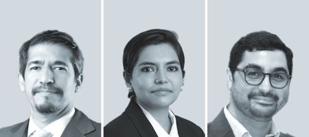 Humberto Mansilla Suito, de Vega & Asociados (izquierda); Fabiola Maza, de Vinatea & Toyama, y Kamal Khashoggi, de Ontier.