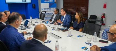 Recientemente, representantes de AccuMED se reunieron con Victor Bisonó, ministro de Industruia y Comercio de República Dominicana./ Tomada de la página de Creative Foam en Facebook., 