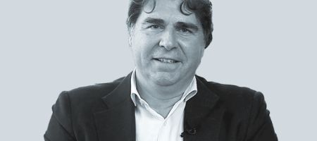 De la Pedraja representa un perfil particularmente interesante en el panorama jurídico internacional.