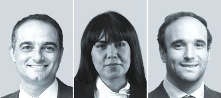 José Tomás Correa Concha, de DLA Piper en Santiago de Chile (izquierda); Jocelyn Aros, de Albagli Zaliasnik (AZ), y Joaquín Palma, de Palma Abogados.