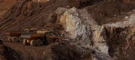 Las exportaciones ilegales de oro y otros recursos minerales de Ecuador ascendían a USD 1.300 millones a comienzos de este año. / Unsplash, MiningWatch Portugal.