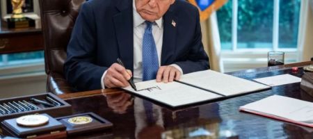 El 18 de julio de 2025, el presidente Donald Trump firmó la “Ley para la Guía y Establecimiento de la Innovación Nacional de Stablecoins de EE. UU. / Foto tomada del sitio web de la Casa Blanca.