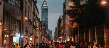 Genera incertidumbre la ambigüedad de las acciones a implementar, así como la subjetividad o la falta de criterios claros para definir “renta justa” o “zona en gentrificación”. / Unsplash, Jezael Melgoza.