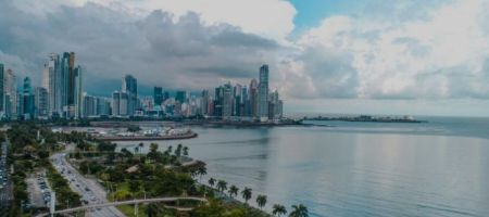 Panamá cuenta con un centro financiero que depende, en buena medida, de las corresponsalías bancarias en el exterior,/ Unsplash - Luis Alemán.