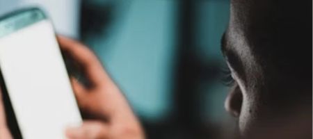 La difusión de contenido íntimo sin consentimiento constituye una de las expresiones más graves de violación al derecho a la intimidad. / Unsplash, mehdi lamaaffar.
