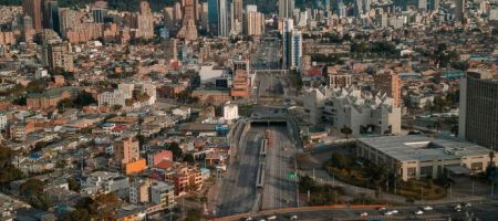  La segunda línea del Metro de Bogotá, el cable aéreo San Cristóbal, el cable aéreo Potosí y la nueva troncal Calle 13 destacan entre los proyectos de transporte limpio. / Unsplash,  Victor Rosario.