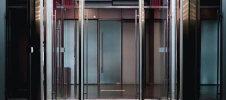 Tres movimientos en el sector / Unsplash, Declan Sun.