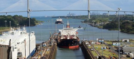 El Canal busca consolidarse como un hub global del transporte de contenedores y de productos energéticos. / Foto: Unsplash - Alex Pagliuca.