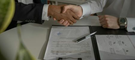 Quienes se adapten primero a las reglas de juego establecidas en la nueva Ley de Adquisiciones, Arrendamientos y Servicios del Sector Público de México y su reglamento tendrán una ventaja en las compras públicas./ Unsplash - Amina Atar.