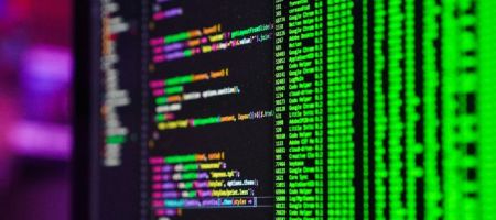 Con esta modificación al Código del Consumidor, Perú se alinea con una tendencia regulatoria global orientada a actualizar la protección al consumidor frente a los riesgos del entorno digital. / Foto: Unsplash - Joan Gamell.