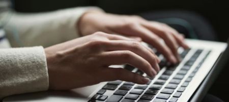 Este tipo de protocolo interno permite profesionalizar la gestión de infracciones en línea / Unsplash, Kaitlyn Baker.