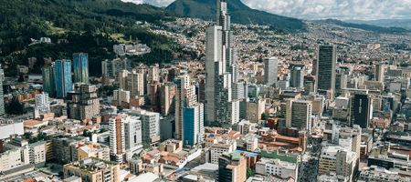 Impulsada en el Congreso, la iniciativa busca corregir los efectos de la suplantación en los historiales financieros y garantizar que estas situaciones no restrinjan el acceso al crédito. / Foto: Unsplash - Random Institute.