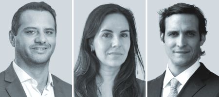 José Diego Ruiz Huidobro, de Payet, Rey, Cauvi, Pérez Abogados (izquierda María José Henríquez, de Carey, y Joaquín Solar Larraín, de Alessandri. 