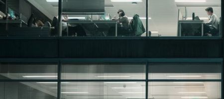 La IA se ha convertido en una herramienta útil en las investigaciones internas por fraude laboral, especialmente cuando se trata de analizar grandes volúmenes de información. / Foto: Unsplash - Bruno BD.