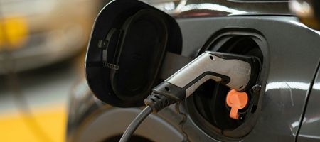 Chile establece un procedimiento formal para transformar autos usados, incluyendo certificación de kits, homologación y un marco sancionador. / Foto: Unsplash - Michael Fousert.