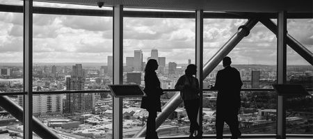 Para las sociedades tradicionales, la Ley 222 de 1995 permite celebrar pactos de voto entre accionistas. / Foto: Unsplash - Charles Forerunner.