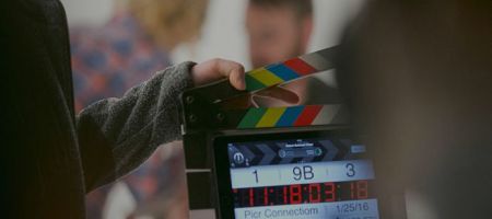 Desde el 15 de mayo, cualquier contrato que guarde silencio sobre el uso de imagen, voz o interpretación por vías tecnológicas equivale a una autorización que no existe. / Foto: Unsplash - Avel Chuklanov.