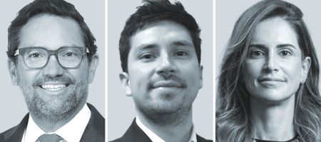 De izquierda a derecha, Carlos Sugich, de Greenberg Traurig; Gonzalo Bravo, de Albagli Zaliasnik, y Thais de Gobbi, de FAS Advogados.