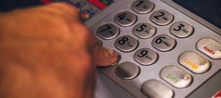 El Decreto Legislativo 84-2026 obliga a bancos, telefónicas y plataformas financieras a cooperar activamente con las autoridades en investigaciones criminales. / Foto: Unsplash - Eduardo Soares.