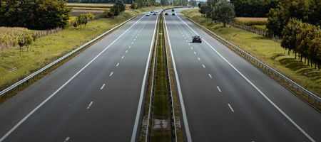 El Corredor Bioceánico de Capricornio se extiende por más de 2.400 kilómetros en su eje central, cruza ocho pasos fronterizos y recorre algunos de los ecosistemas más desafiantes del continente. / Foto: Unsplash - Chloe Evans.