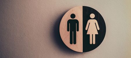 Aproximadamente 4 de cada 10 alumnos asisten a clases de manera irregular, afectando, sobre todo, a las niñas en entornos rurales o de pobreza extrema. / Foto: Unsplash - Tim Mossholder.