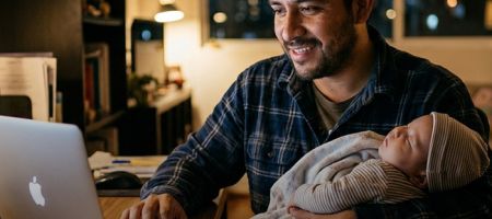Solo 11 países de América Latina cuentan con licencias de paternidad remuneradas, y apenas 6 conceden entre 10 y 15 días. / Foto: Chat GPT..