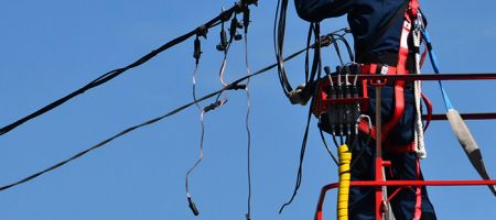 Panamá dejó atrás el servicio eléctrico estatal en 1997, cuando lo dividió entre la generación competitiva y tres distribuidoras privadas con zonas exclusivas de concesión. / Foto: Unsplash - Антон Дмитрие.