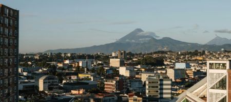 El sistema de competencia guatemalteco transita desde un sistema de denuncias privadas a un esquema administrativo especializado. / Foto: Unsplash - Carlos Pavón.