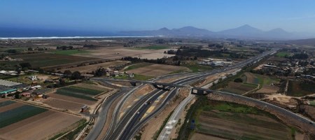 Tres firmas negocian compraventa entre Sacyr y Toesca de 49 % de autopista en Chile
