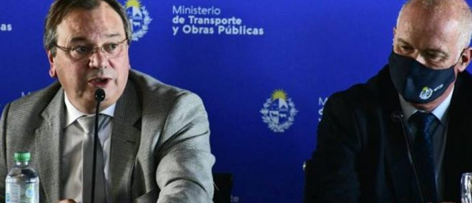Juan Luis Falero, ministro de transporte y obras públicas de Uruguay (izquierda), y Juan José Olaizola, subsecretario de transporte y obras públicas, en la firma del contrato de concesión. / Tomada de la cuenta de la institución en Twitter
