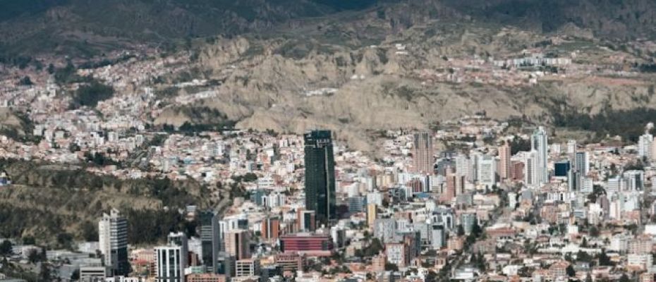 El Gobierno de Rodrigo Paz promulgó el Decreto Supremo N.º 5563, una norma orientada a incentivar la reinversión de utilidades empresariales mediante beneficios tributarios para socios y accionistas. / Foto: Unsplash - Jack Prommel.