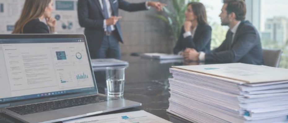 Cambiar el modelo requiere modificar cómo participa Marketing y Desarrollo de Negocios antes, durante y después de una oportunidad. / Foto: imagen creada con ChatGPT.